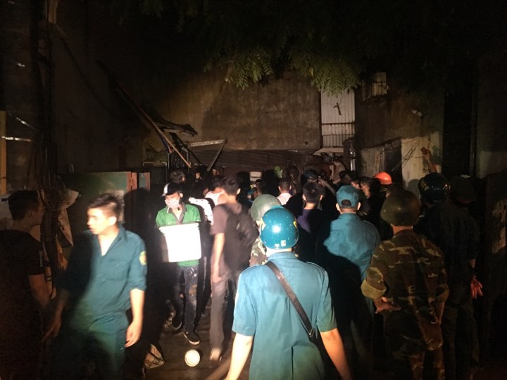 Lực lượng dân quân giúp dân di tản đồ đạc ra bên ngoài phòng ngừa hỏa hoạn.