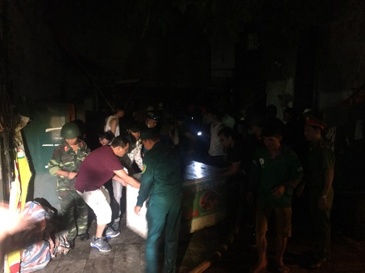 Lực lượng dân quân giúp dân di tản đồ đạc ra bên ngoài phòng ngừa hỏa hoạn.