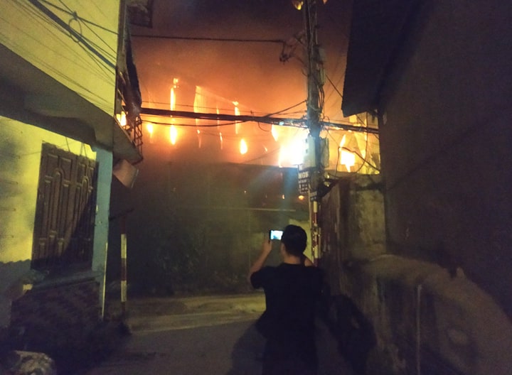 Đám cháy nhà máy Rạng Đông kéo dài gần 5 tiếng đồng hồ.