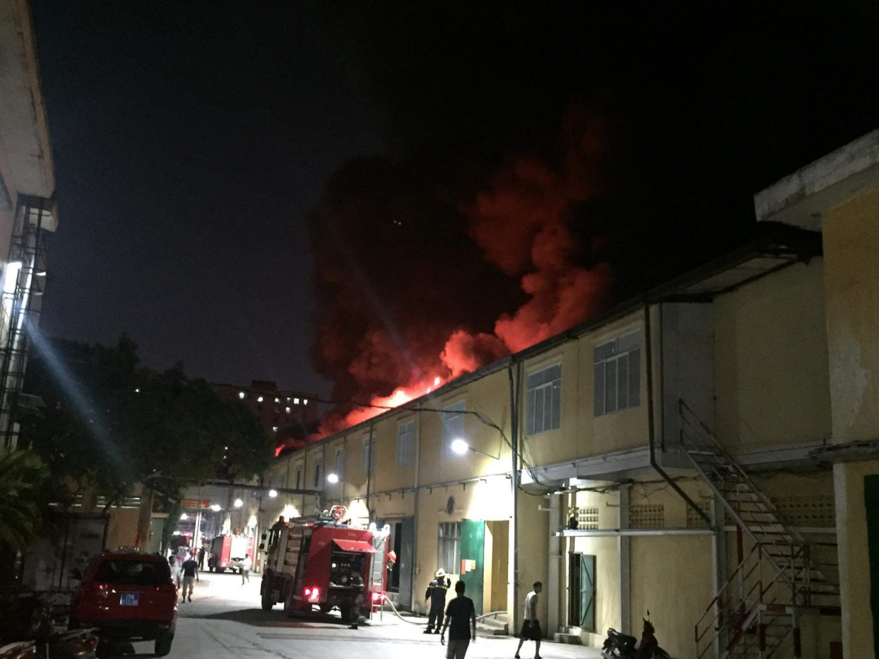 Đám cháy tại Công ty Rạng Đông khiến người dân lo lắng.