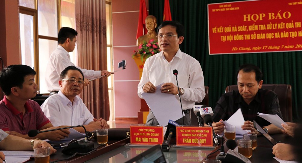 Ông Mai Văn Trinh - Cục trưởng Cục Quản lý chất lượng (Bộ GD&ĐT), đứng phát biểu tại cuộc họp báo về gian lận thi cử tại Sơn La.