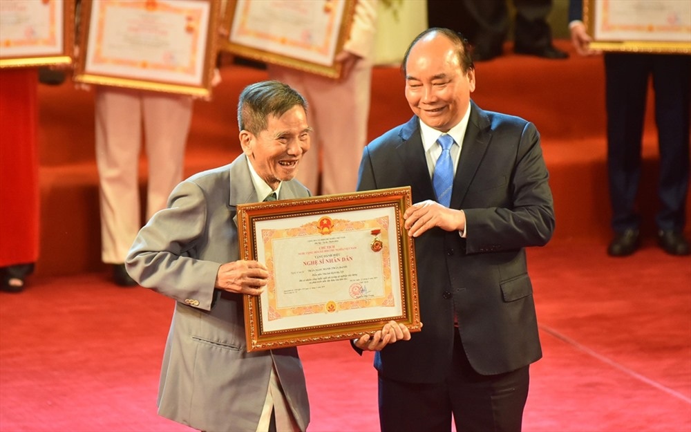 Nghê sĩ Trần Hạnh được Thủ tướng Nguyễn Xuân Phúc trao tặng danh hiệu cho những đóng góp nghệ thuật hàng chục năm qua của mình. 