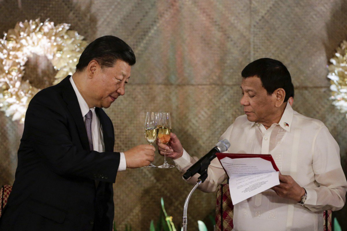 Chủ tịch Trung Quốc Tập Cận Bình và Tổng thống Philippines Duterte bày tỏ mong muốn tăng cường hợp tác khai thác dầu mỏ và khí đốt ở Biển Đông.