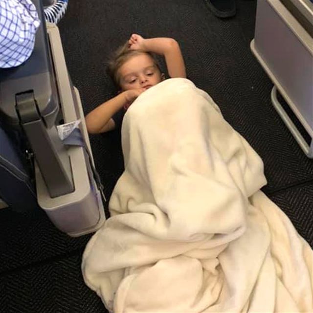 Xúc động câu chuyện đằng sau bức ảnh cậu bé tự kỷ nằm trên sàn máy bay Mỹ