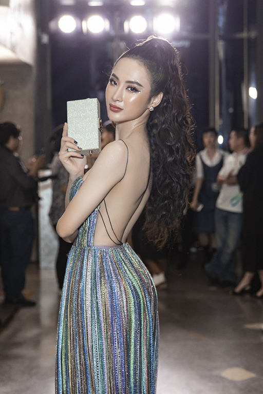 Angela Phương Trinh khoe nhan sắc kiều diễm với váy hở lưng. 