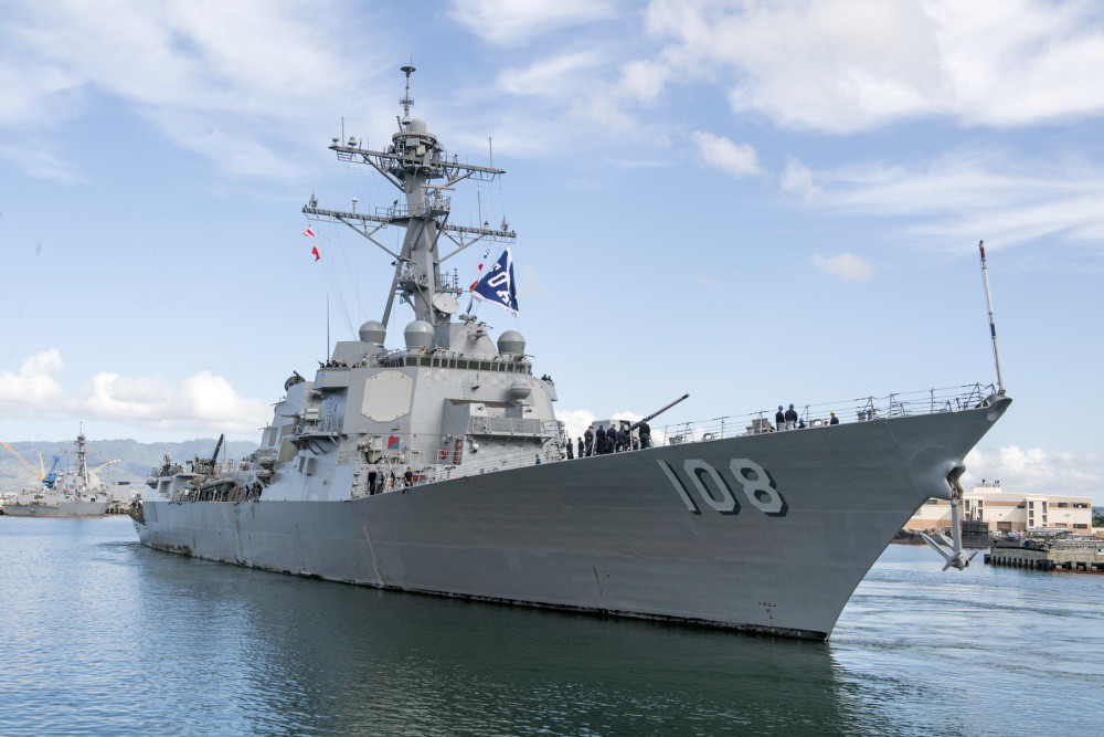 Chiến hạm Mỹ áp sát đảo Trung Quốc xây trái phép trên biển Đông