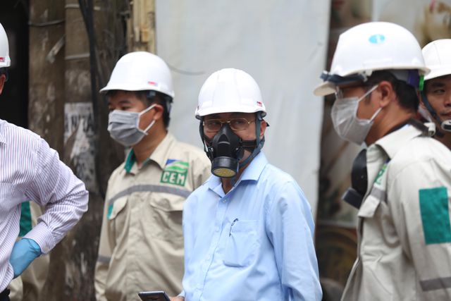 Hình ảnh Phó tổng cục trưởng Tổng cục Môi trường Hoàng Văn Thức đeo mặt nạ phòng độc tại hiện trường vụ cháy nhà máy Rạng Đông. (Ảnh: Dân Trí).