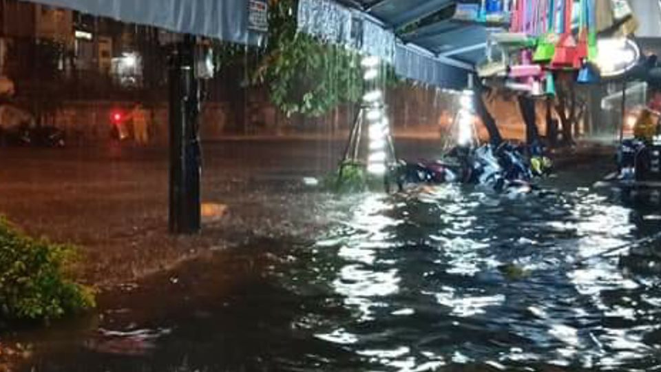 Nhiều tuyến phố bị ngập nước sau mưa lớn. (Ảnh: D.H).