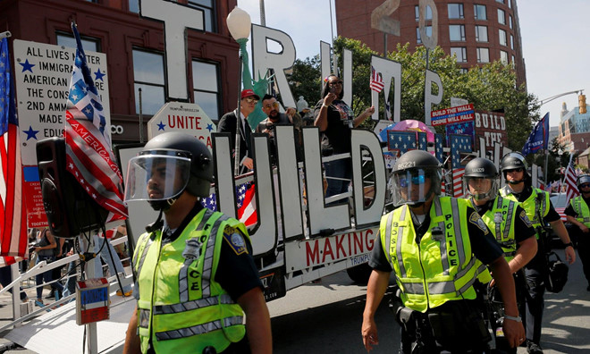 Cảnh sát bảo vệ cuộc diễu hành của người dị tính ở Boston. (Ảnh: Reuters).