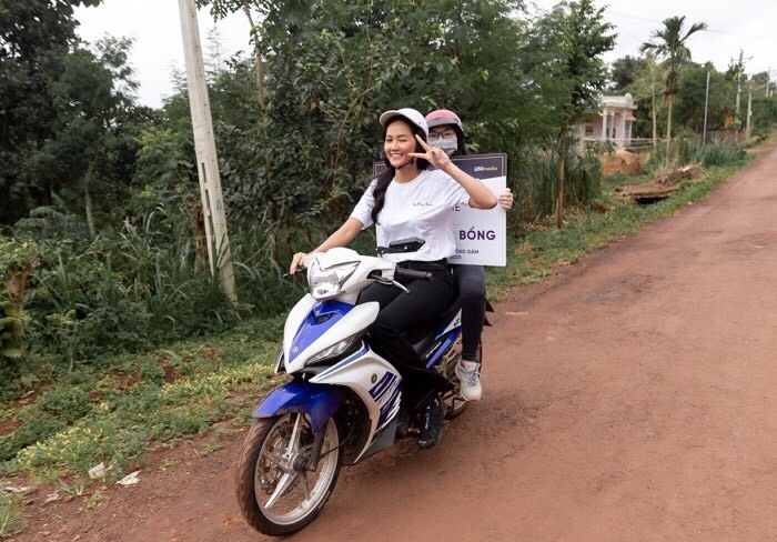 Nhân chuyến công tác ở quê nhà Đắk Lắk, Hoa hậu H’Hen Niê đi xe máy trở lại trường cấp 1 dự lễ khai giảng và trao 30 suất học bổng với các em học sinh nơi đây.