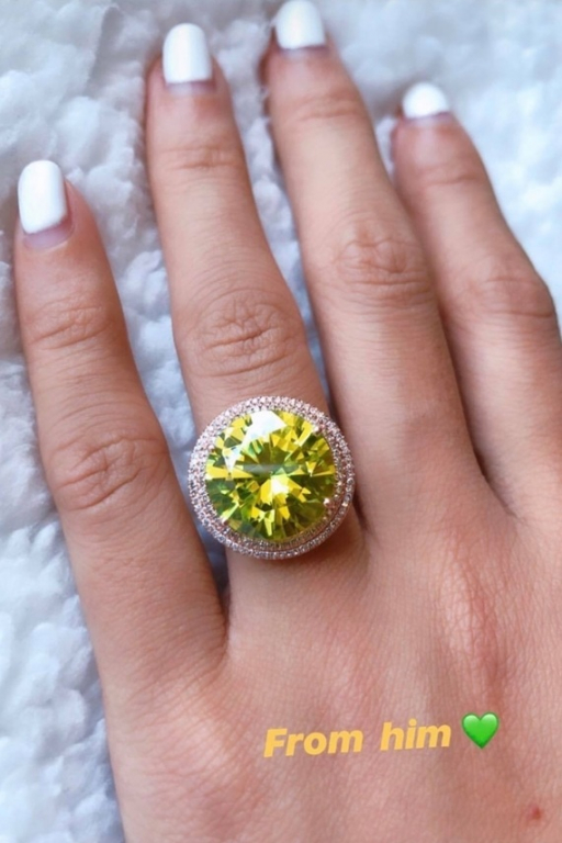 Phạm Hương khoe được bạn trai tặng nhẫn kim cương lớn. Chiếc nhẫn có gam màu vàng nổi bật, phản chiếu lấp lánh trên ngón tay áp út của người đẹp. 