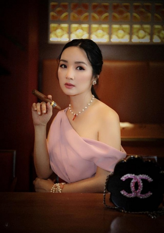 Hoa hậu Giáng My đăng ảnh cùng điếu xì gà gây tranh cãi. 