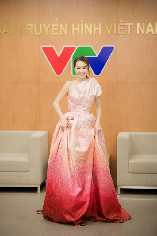 Nhã Phương giảm cân, đẹp cuốn hút trên thảm đỏ VTV Awards 2019