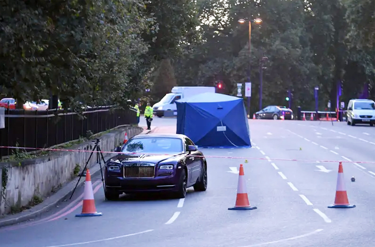 Tai nạn ngay góc đường cạnh công viên Hyde, London. (Ảnh: Evening Standard).