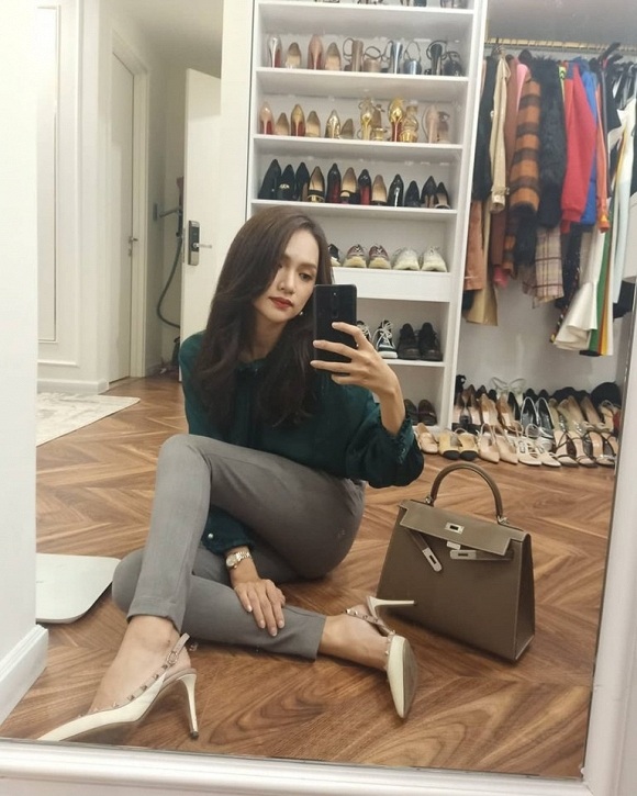 Hoa hậu Hương Giang khoe khéo tủ giày hàng hiệu sang xịn. 