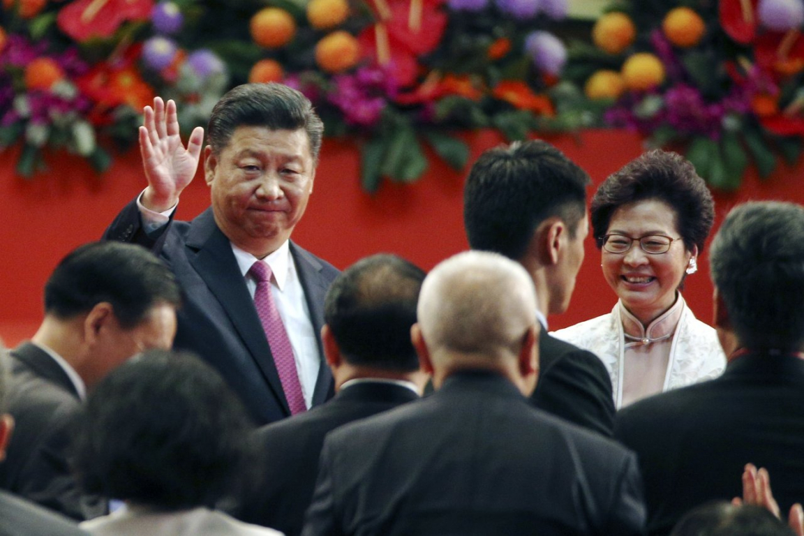 Chủ tịch Trung Quốc Tập Cận Bình và lãnh đạo Hong Kong Lâm Trịnh Nguyệt Nga trong một cuộc gặp.