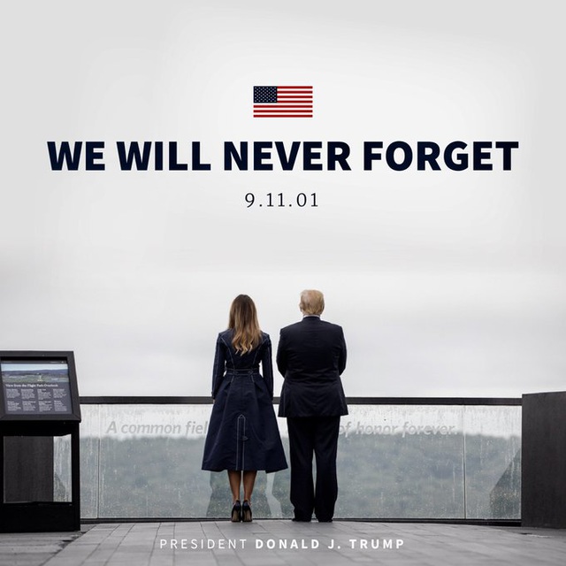Bức ảnh chụp của vợ chồng Tổng thống Mỹ để tượng niệm vụ tấn công khủng bố ngày 11/9.