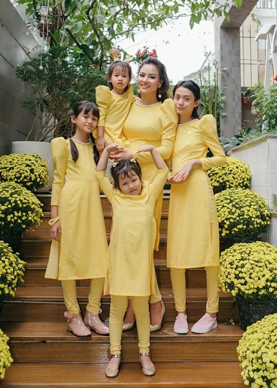 Vũ Thu Phương tiết lộ đã đưa hai con gái riêng của chồng - doanh nhân Trần Thanh Hải - về sống cùng hai con gái của vợ chồng cô.