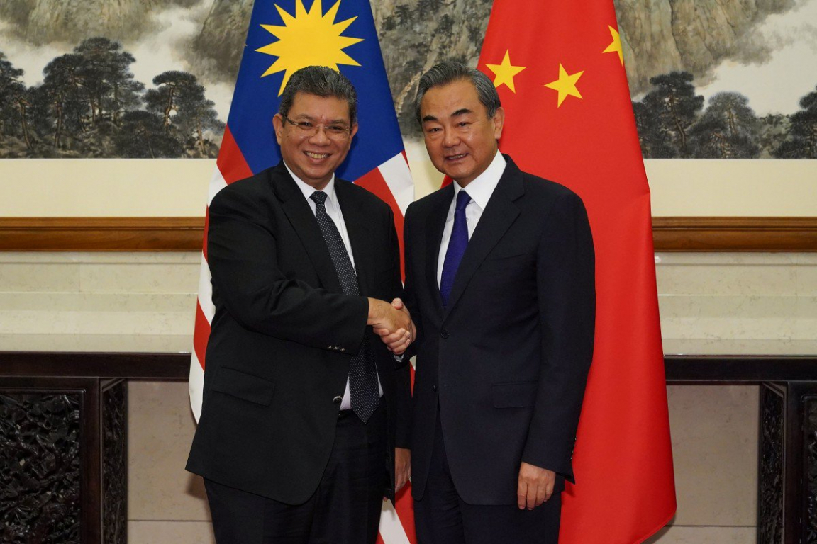 Ngoại trưởng Malaysia Saifuddin Abdullah và người đồng cấp Trung Quốc Vương Nghị đồng ý thiết lập cơ chế đối thoại song phương về Biển Đông.