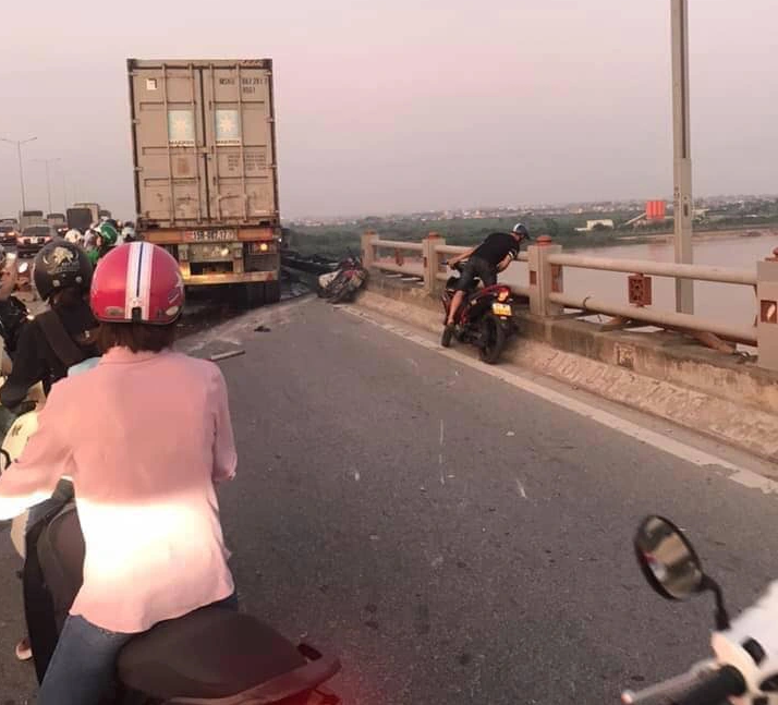 Hiện trường vụ Container tông nhiều xe máy trên cầu Thanh Trì khiến 1 người rơi xuống sông mất tích.