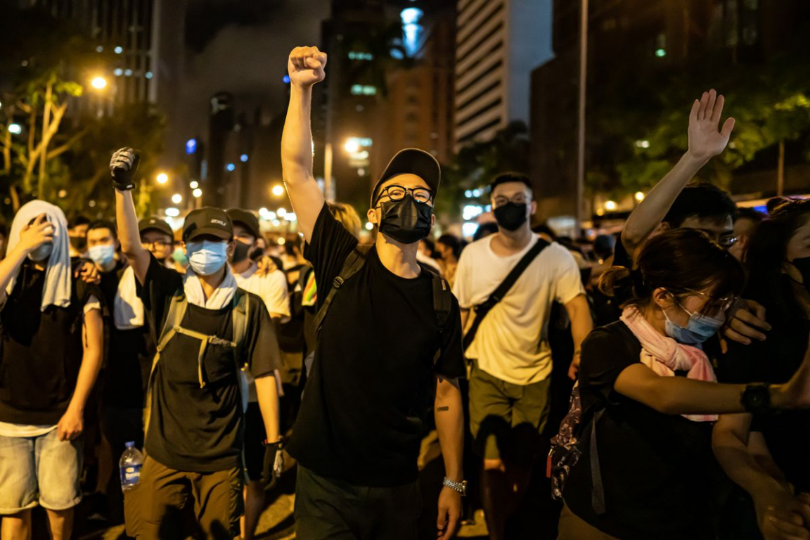 Nhiều người Hong Kong đeo mặt nạ khi biểu tình.