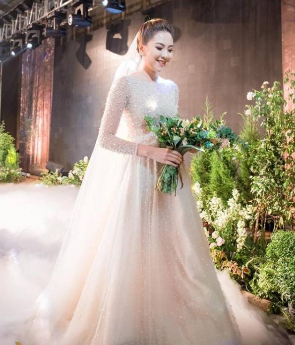 Cận cảnh bộ váy cưới đính 10.000 viên pha lê, ngọc trai cùng nhiều loại đá cao cấp được thiết kế riêng trong đám cưới của Mai Ngọc