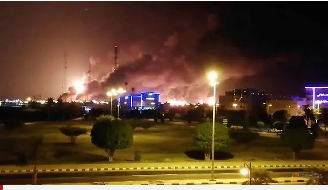 Hình ảnh nhà máy chế biến dầu lớn nhất thế giới ở Abqaiq bị cháy sau vụ tấn công hôm 14/9.