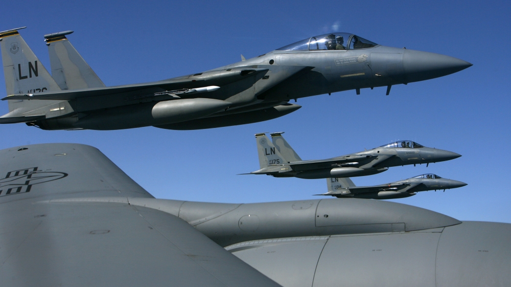 Cùng với máy bay thương mại, Boeing còn sản xuất các máy bay chiến đấu như F-15.