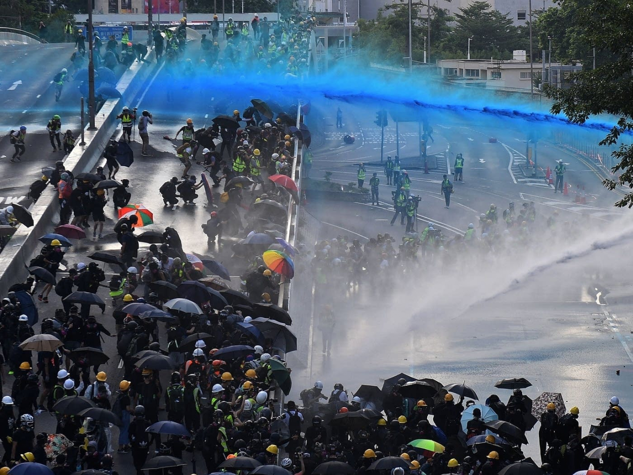 Cảnh sát phun vòi rồng cực mạnh về phía người biểu tình Hong Kong hôm 15/9.