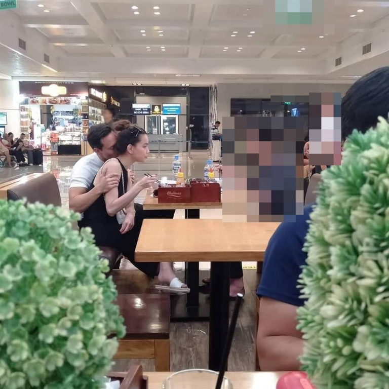 Kim Lý ngọt ngào hôn cổ bạn gái dù đang ở sân bay. 