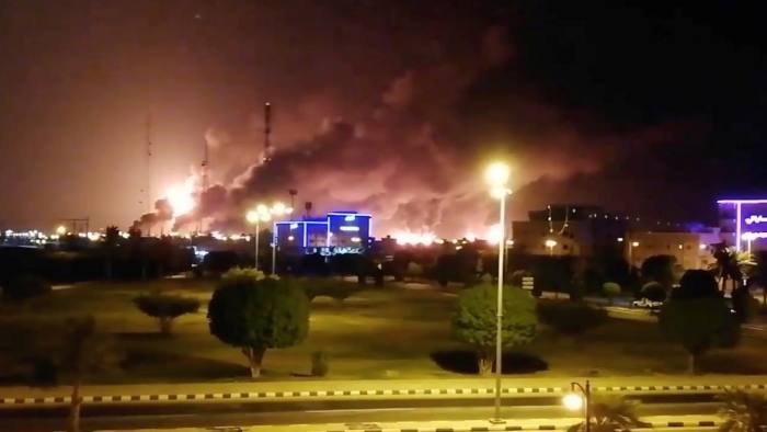 Hình ảnh một vụ cháy ở nhà máy chế biến dầu Arab Saudi.