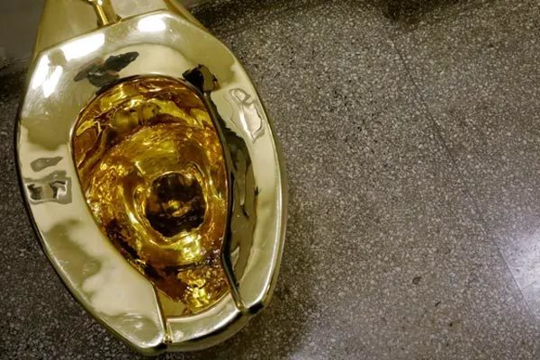 Ngắm bồn cầu vàng giá gần 140 tỷ trước khi bị đánh cắp khỏi Anh