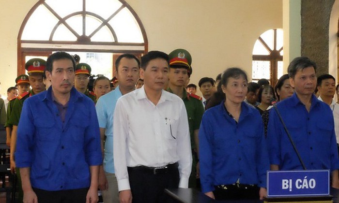 Các bị cáo có mặt tại phiên tòa xử gian lận thi cử ở Sơn La. (Ảnh: ANTĐ).