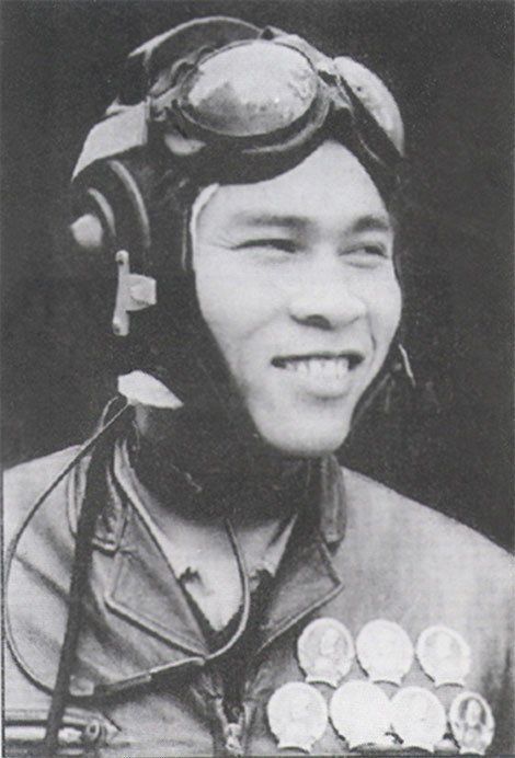 Chân dung phi công Nguyễn Văn Bảy khi còn trẻ.