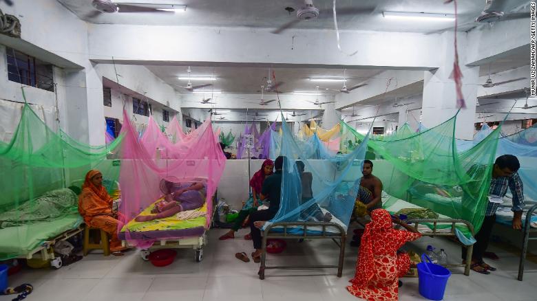 Bệnh nhân Bangladesh bị sốt xuất huyết được điều trị tại Bệnh viện Shaheed Suhrawardy ở thủ đô Dhaka vào ngày 3/9/2019.