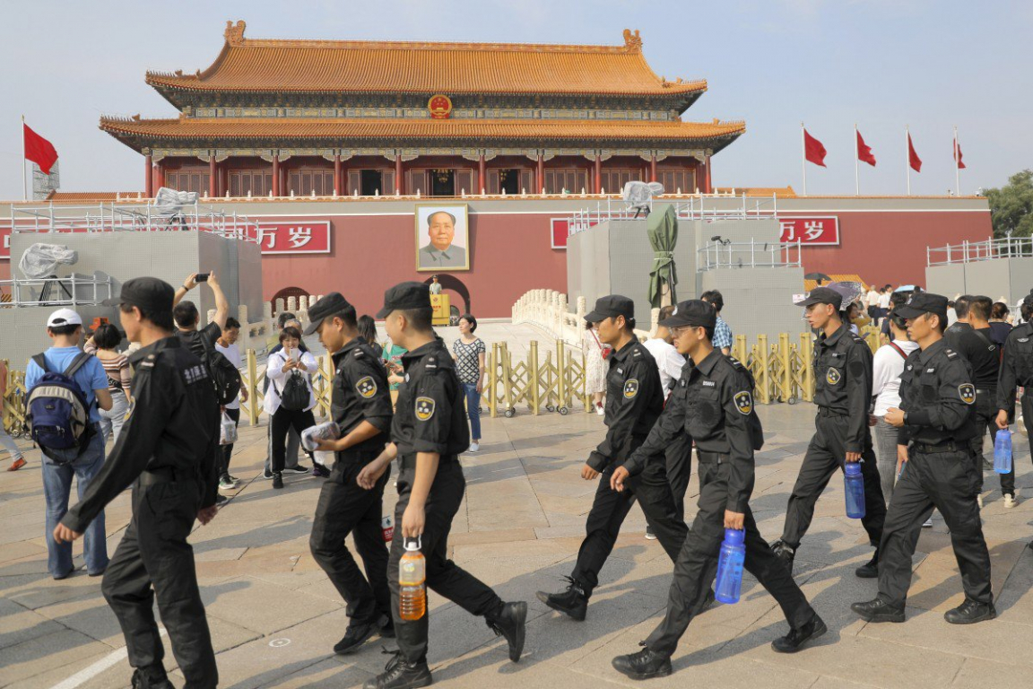 Các nhân viên an ninh đi ngang qua cổng Thiên An Môn ở Bắc Kinh ngày 17/9. An ninh được thắt chặt trước quốc khánh Trung Quốc (1/10).