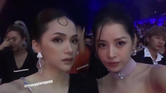 Chi Pu đọ nhan sắc với Hoa hậu Chuyển giới Hương Giang. 