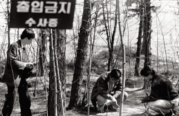 Cảnh sát điều tra một trong những hiện trường vụ giết người hàng loạt Hwaseong trong những năm 1980.