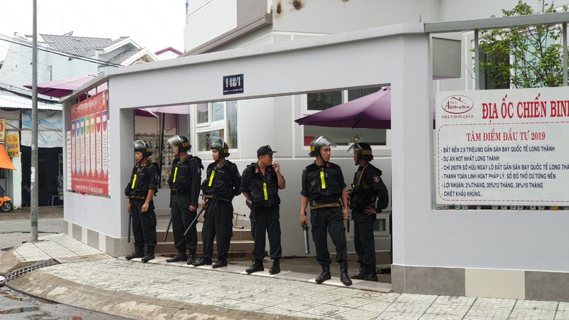 Cảnh sát cơ động phong tỏa trước cổng chi nhánh Công ty Địa ốc Chiến Binh Thép.  (Ảnh: PLO).