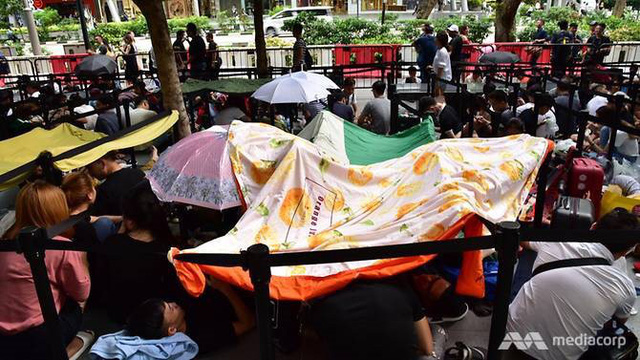 Người Việt xếp hàng mua iPhone tại Singapore
