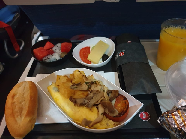 So sánh các suất ăn trên những chuyến bay quốc tế: Hãng hàng không quốc gia Việt Nam vẫn xuất sắc nhất còn lại thì... thà ăn mì gói còn hơn!