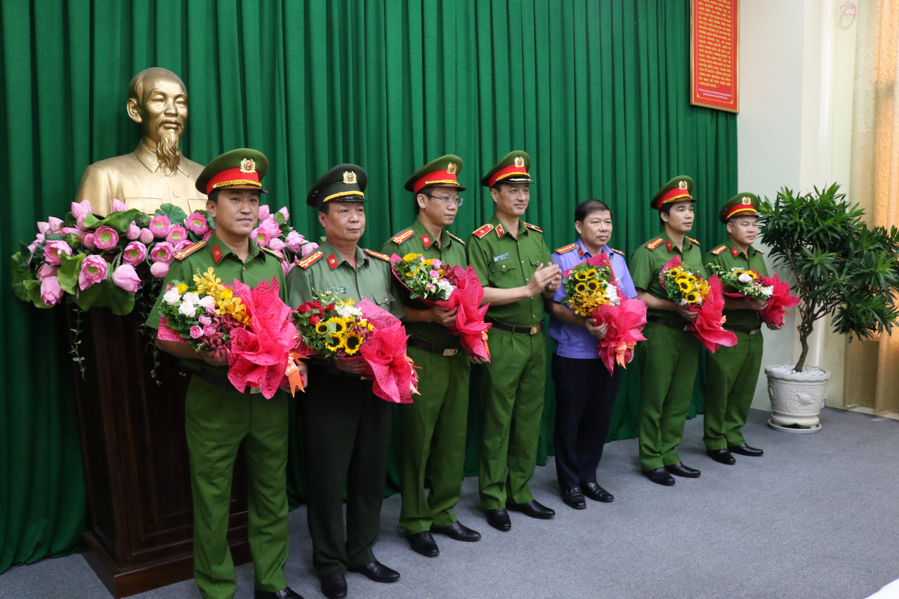 Thứ trưởng Bộ Công an Nguyễn Duy Ngọc khen thưởng cho các đơn vị có thành tích xuất sắc trong vụ án địa ốc Alibaba lừa đảo. (Ảnh: Công an TP HCM).