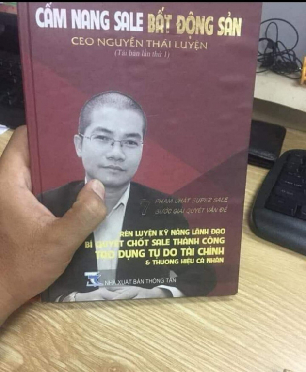 Cuốn sách “Cẩm nang sale bất động sản” của Ceo địa ốc Alibaba Nguyễn Thái Luyện đang gây bão dư luận. (Ảnh: FB).