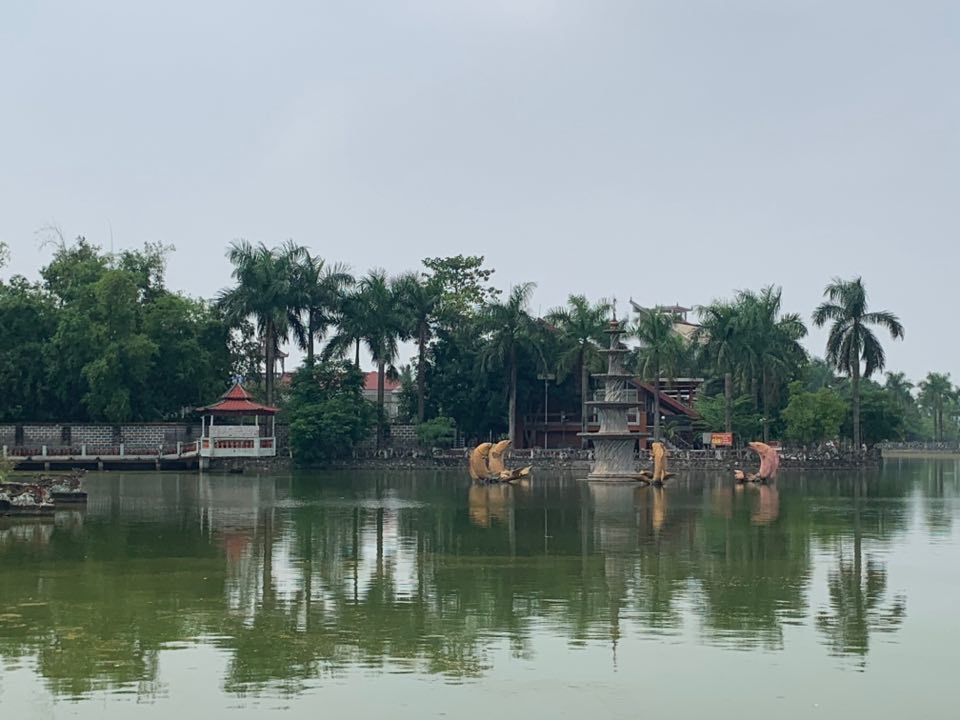 Khu vực hồ trước mặt đình làng Mọc Xá. (Ảnh: Nguyễn Nam).