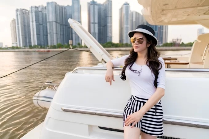 Cuối năm 2016, Lý Nhã Kỳ sắm du thuyền hạng sang Ferretti Yachts đậu ở bến sông Sài Gòn.Người đẹp thường dùng du thuyền để tổ chức các chuyến đi nghỉ dưỡng, họp mặt cùng bạn bè, gia đình.