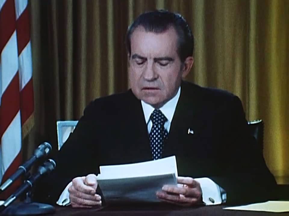 Tổng thống Richard Nixon đã từ chức năm 1974 sau vụ bê bối Watergate. 