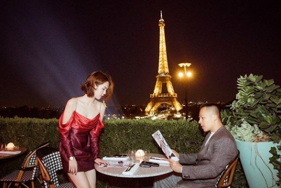 Ngọc Trinh cùng Khắc Tiệp thưởng thức bữa tối sang trọng tại Pháp. 