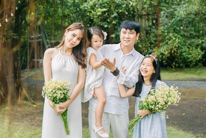 Gia đình Hồ Hoài Anh - Lưu Hương Giang hạnh phúc trong bộ ảnh mới kỷ niệm 10 năm kết hôn. 