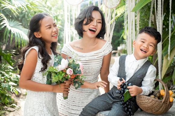 Ca sĩ Thái Thùy Linh xác nhận đã ly hôn người chồng thứ hai sau 5 năm chung sống. Hiện tại, cô đang là bà mẹ đơn thân. 