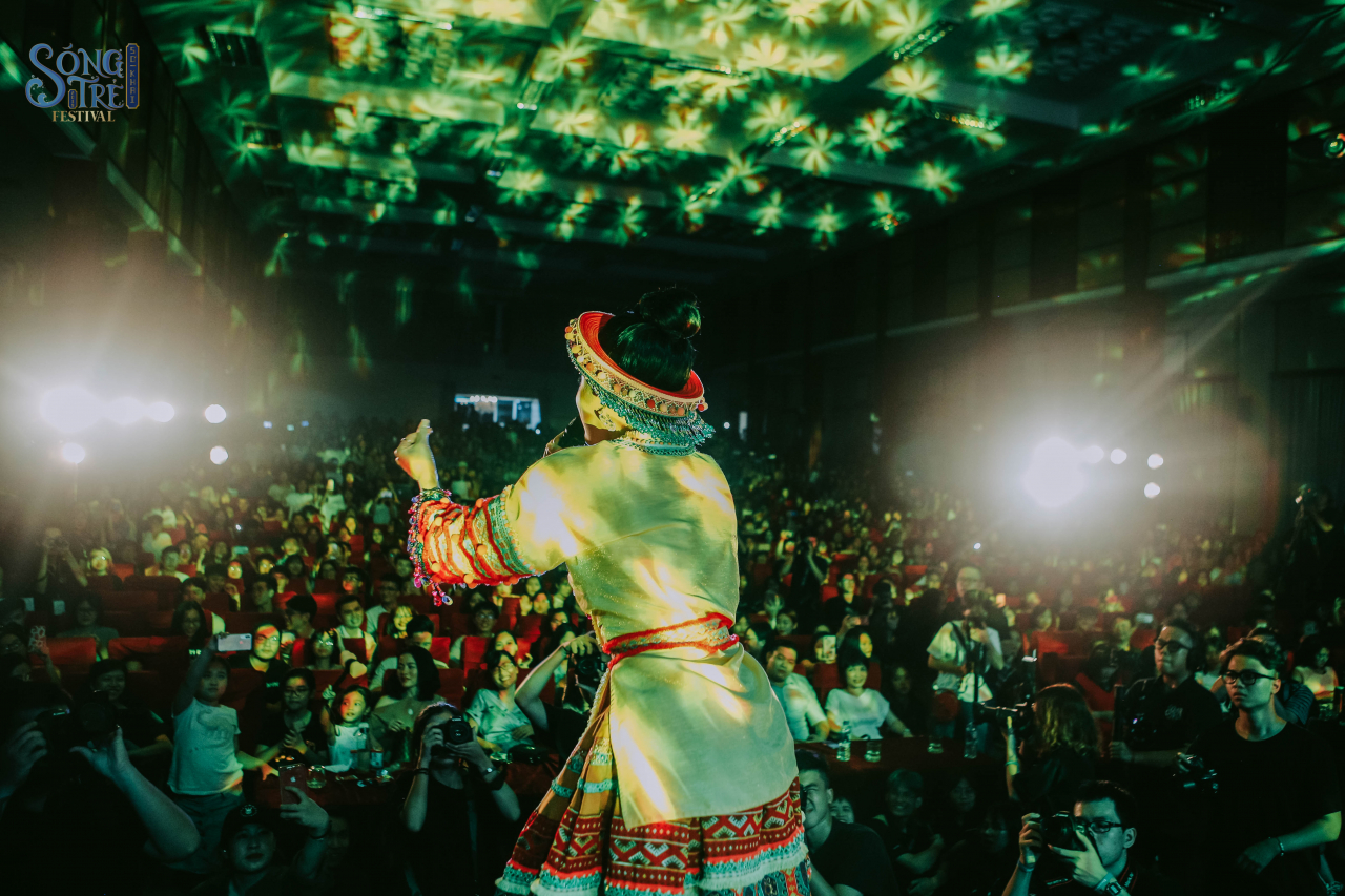 nu-ca-si-de-mi-noi-cho-ma-nghe-khuay-dong-san-khau-dai-nhac-hoi-song-tre-festival-2019